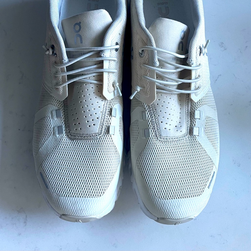 Brand New On Cloud men’s size 9 athletic Running shoes Cream off-white shoe